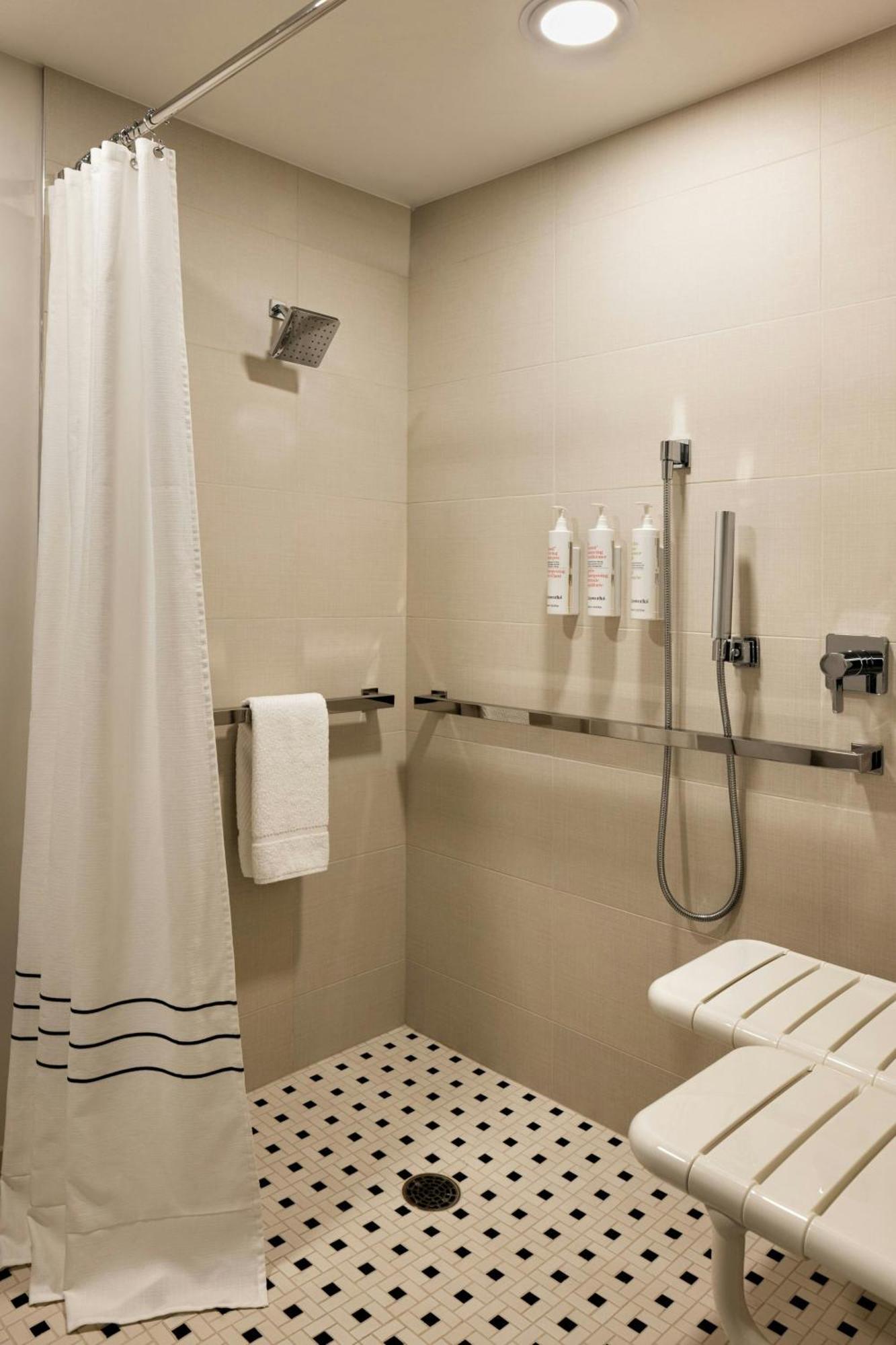 Oshkosh Marriott Waterfront Hotel & Convention Center Esterno foto