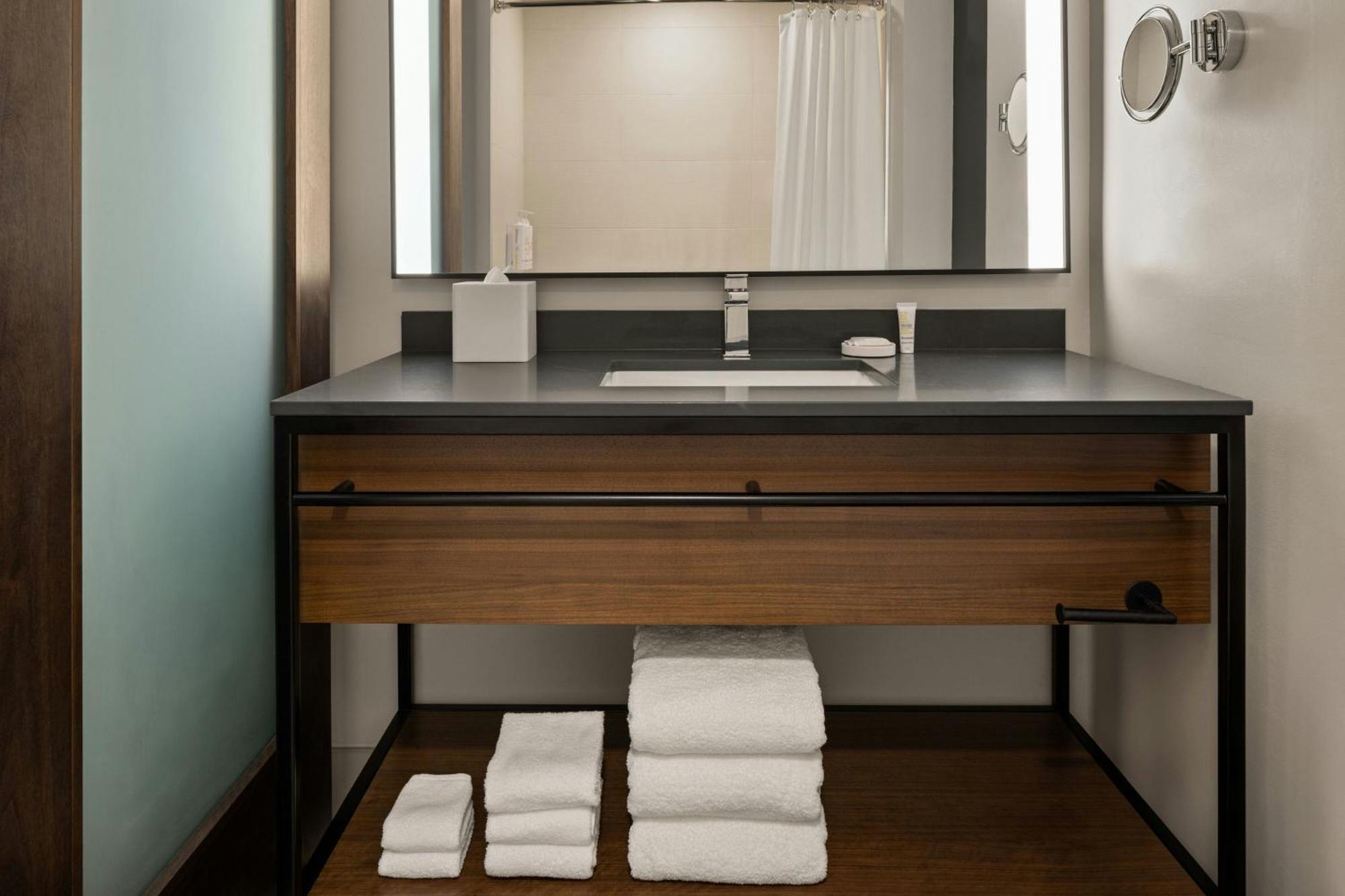 Oshkosh Marriott Waterfront Hotel & Convention Center Esterno foto