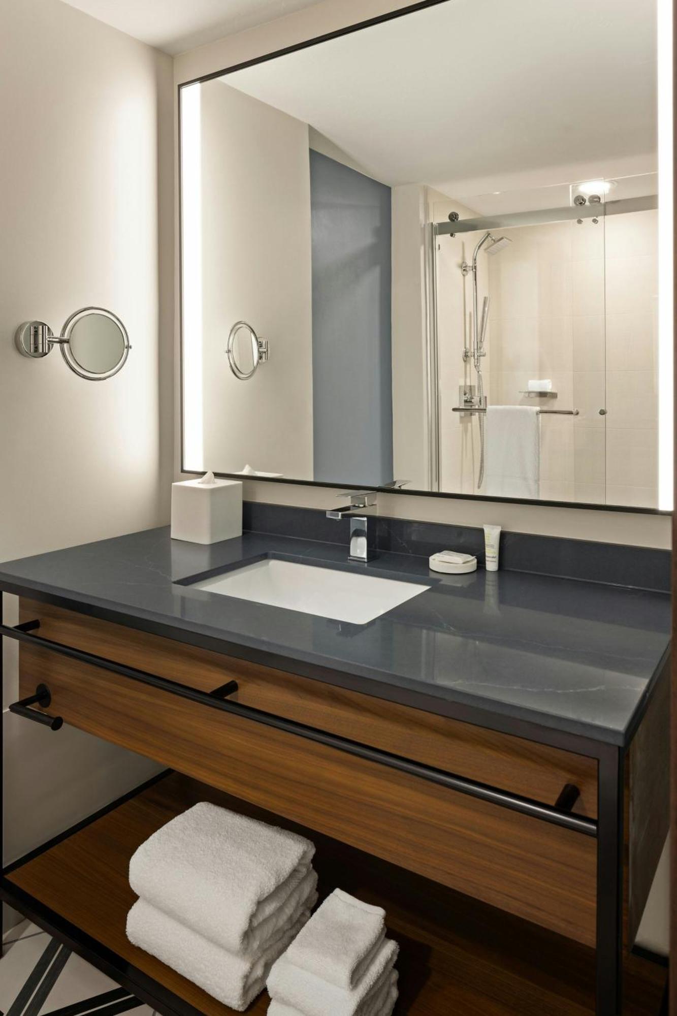 Oshkosh Marriott Waterfront Hotel & Convention Center Esterno foto