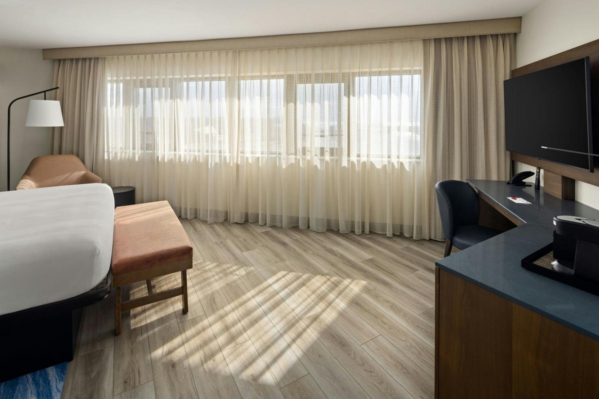 Oshkosh Marriott Waterfront Hotel & Convention Center Esterno foto