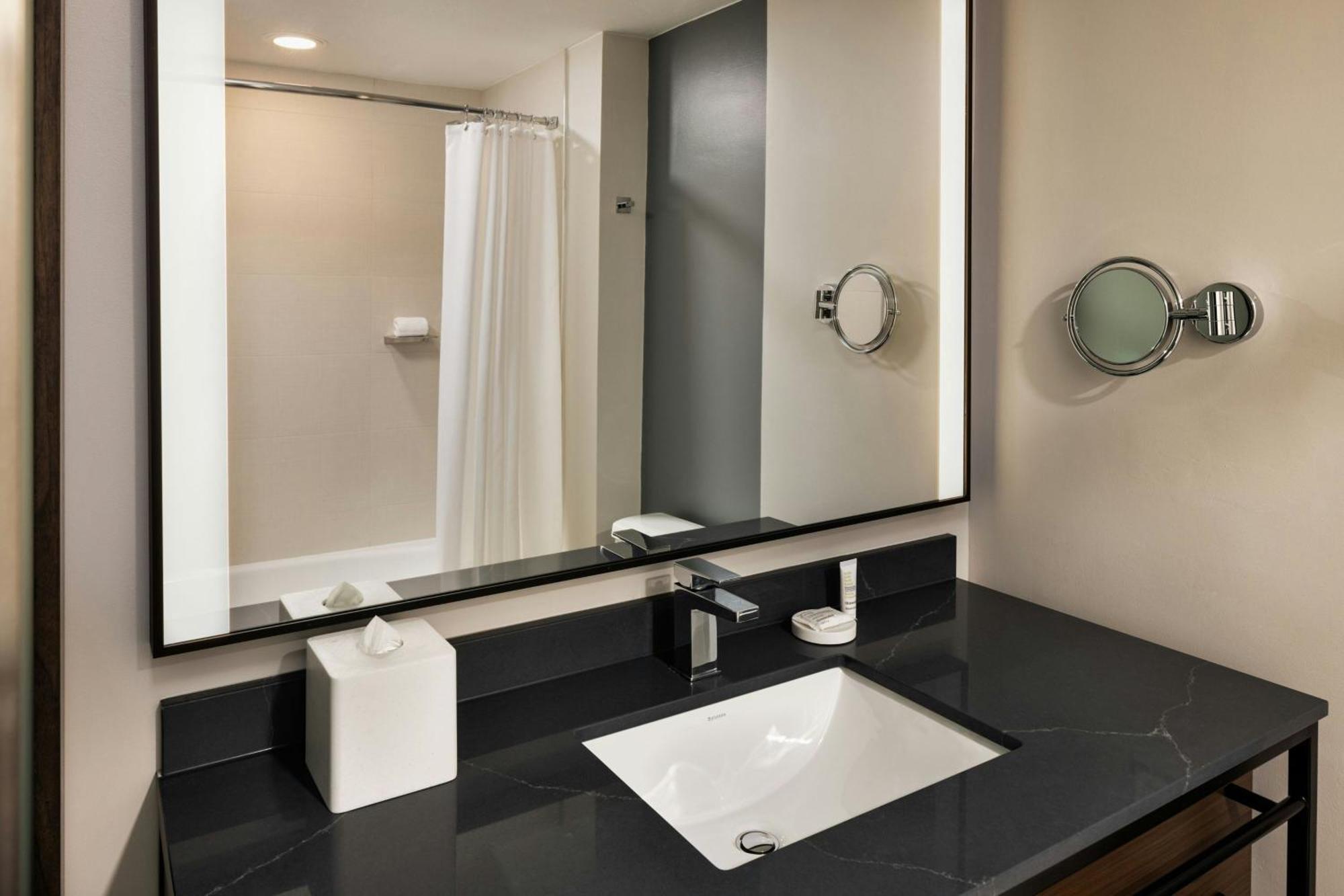 Oshkosh Marriott Waterfront Hotel & Convention Center Esterno foto