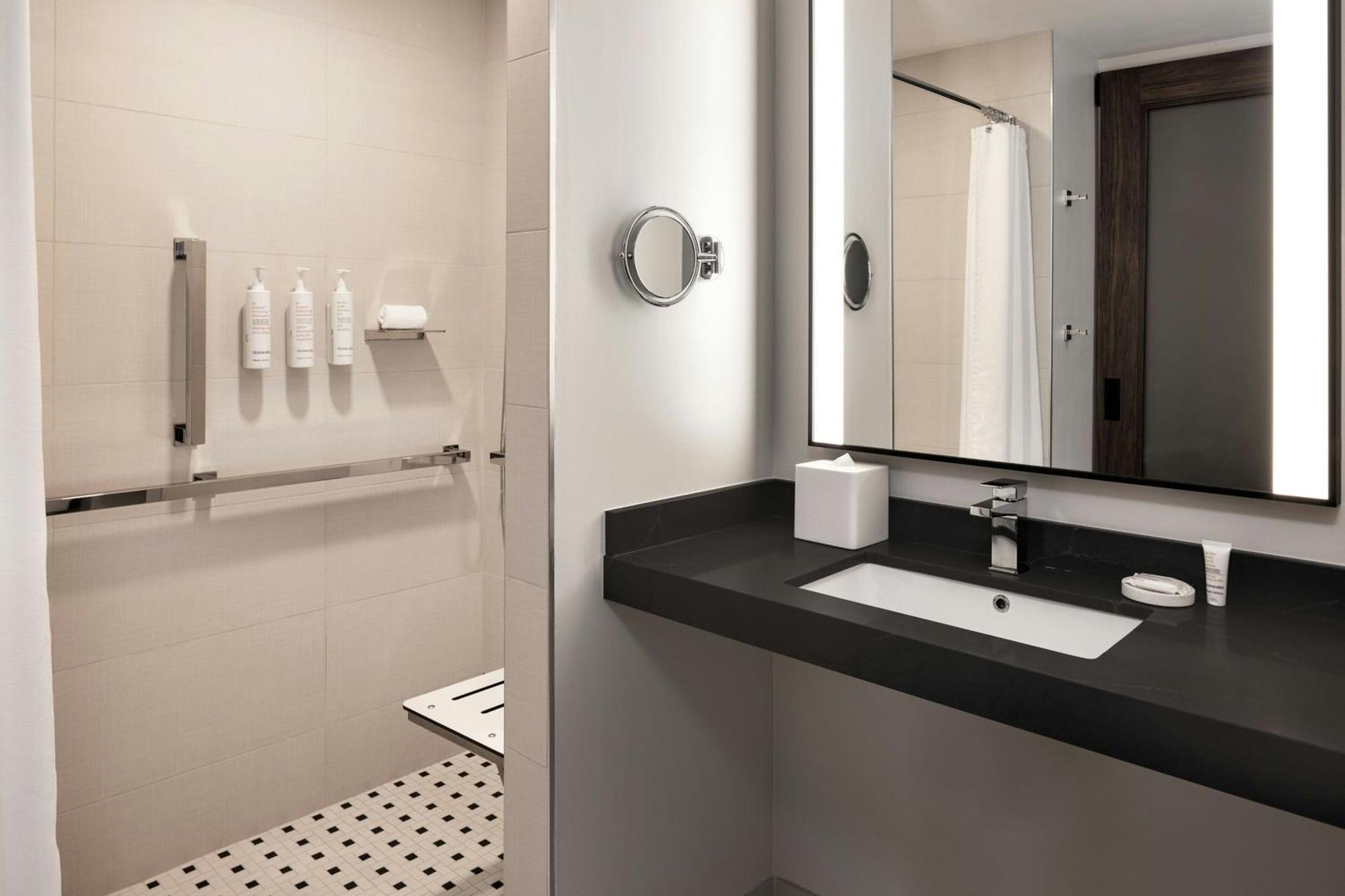 Oshkosh Marriott Waterfront Hotel & Convention Center Esterno foto