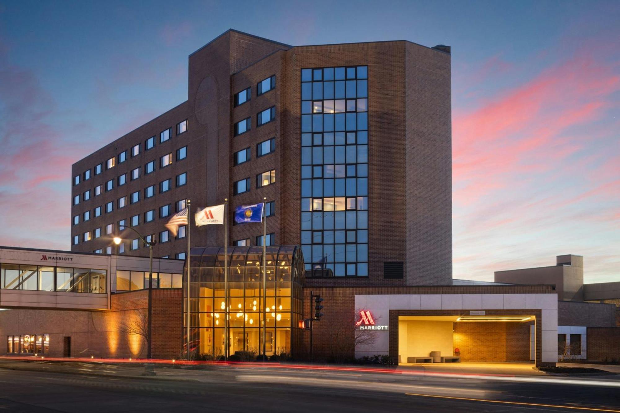 Oshkosh Marriott Waterfront Hotel & Convention Center Esterno foto