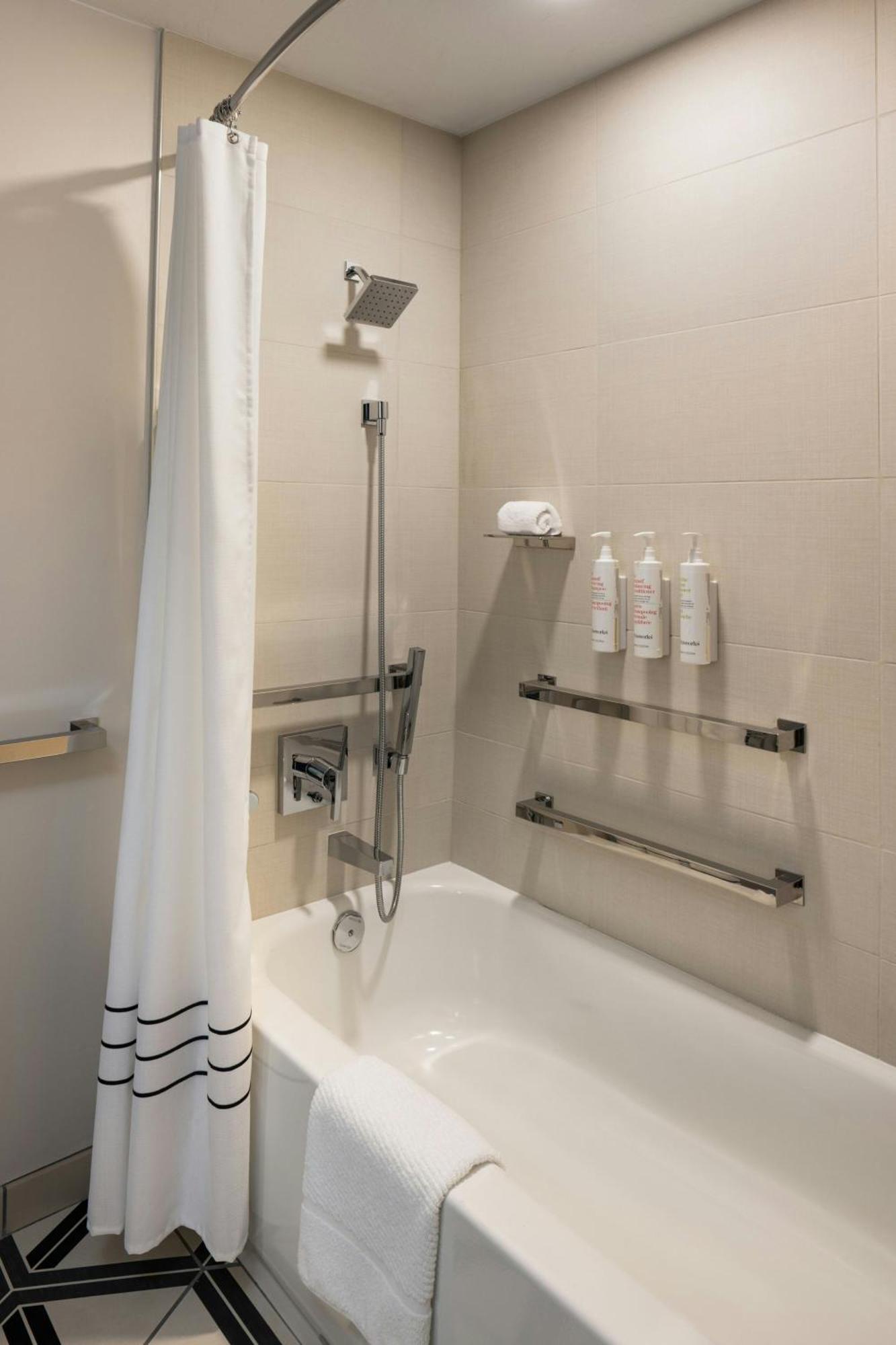 Oshkosh Marriott Waterfront Hotel & Convention Center Esterno foto