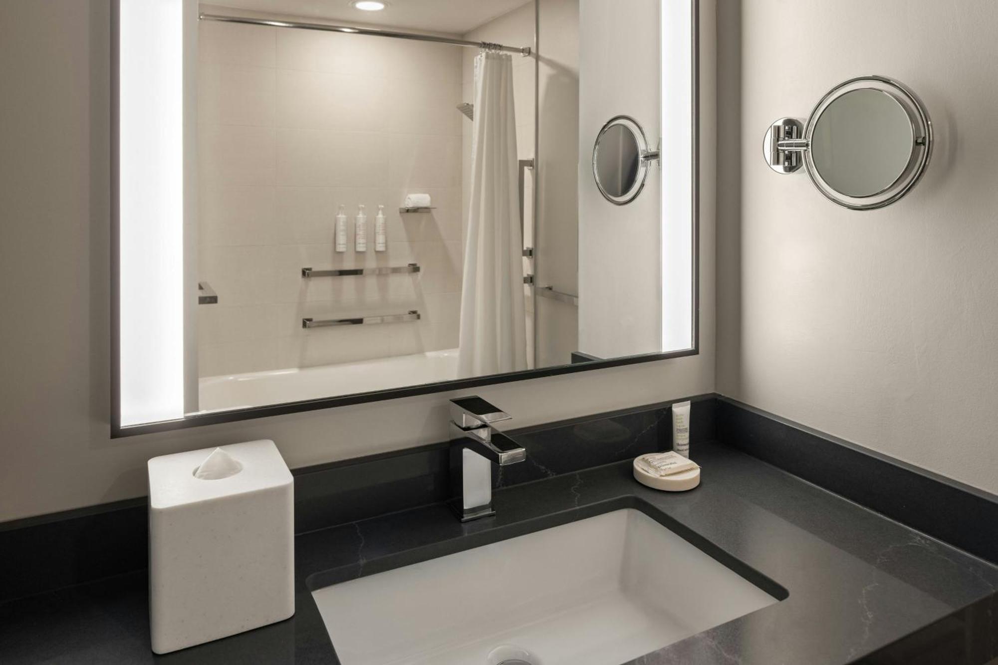 Oshkosh Marriott Waterfront Hotel & Convention Center Esterno foto
